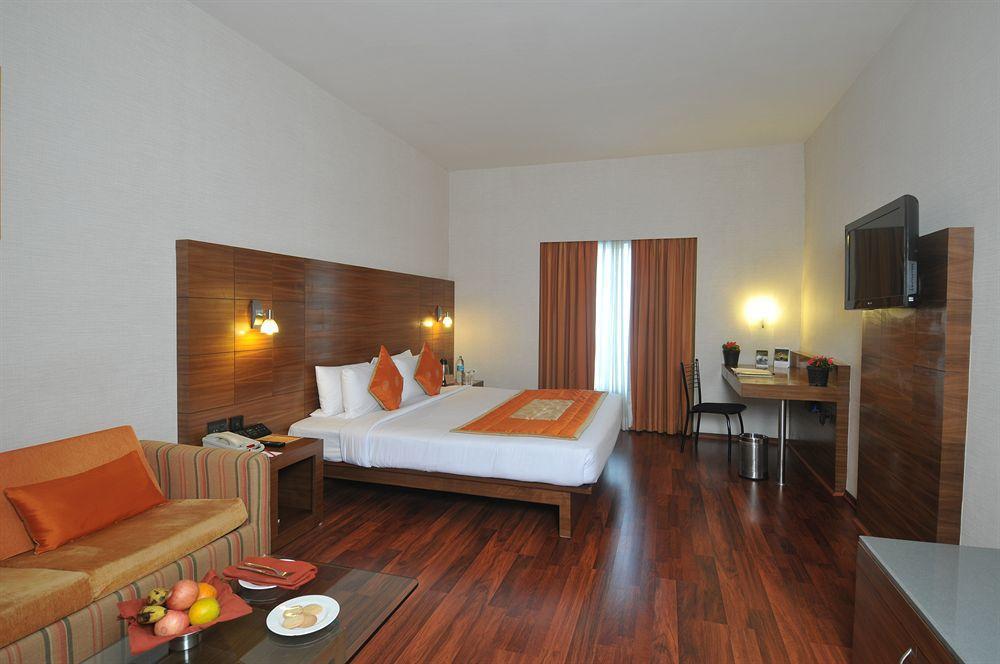 Vits Hotel Poona Buitenkant foto