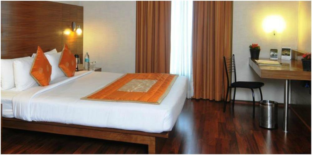 Vits Hotel Poona Buitenkant foto