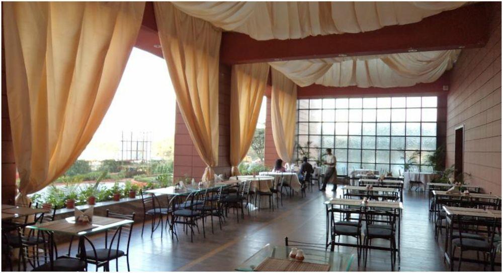 Vits Hotel Poona Buitenkant foto