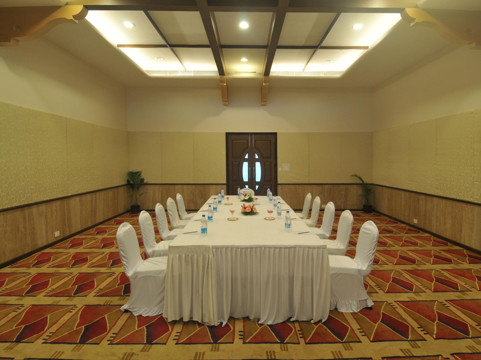 Vits Hotel Poona Buitenkant foto